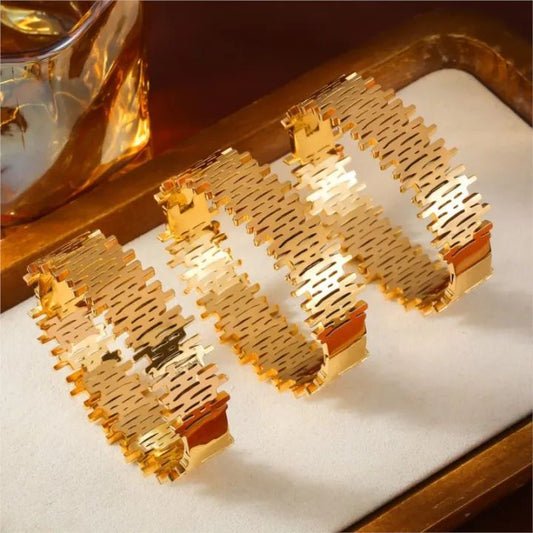 Geometric Pulse Wide Bangle
