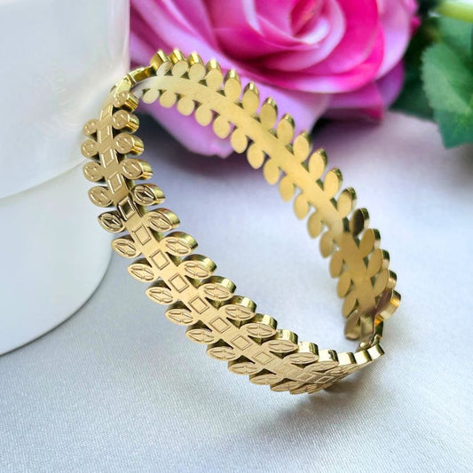 Regal Laurel Leaf Bangle