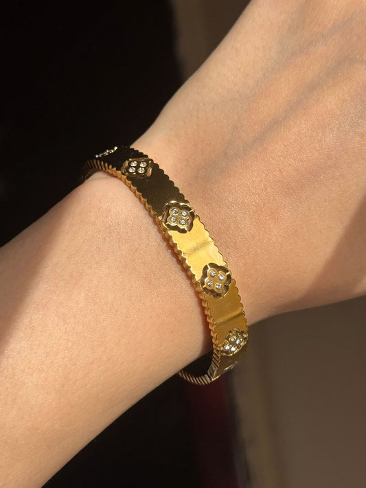 Four-Leaf Clover Scalloped Bangle