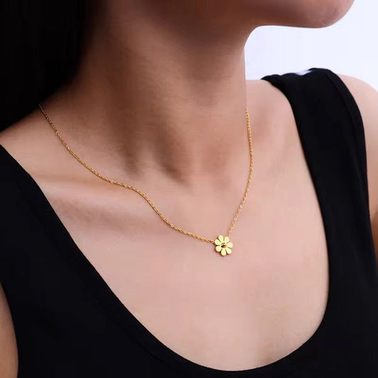 Dainty Gold Daisy Necklace